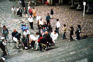 �ό��ɗ��Ă����A�O�l�������`���Ă��ꂽ